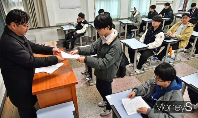 ▲ 수능성적표 배부 당일, 이 순간 소리는 정적이 흘렀다.