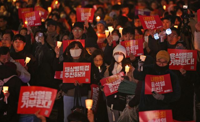 비상계엄 사태로 윤석열 대통령 퇴진을 요구하는 집회가 이어지고 있는 가운데 어린 학생들까지 동참 의사를 드러내고 있다. 윤석열 대통령 퇴진 촉구 집회에 참가한 시민들이 촛불을 들고 정권 퇴진을 촉구하고 있는 모습./사진=뉴스1