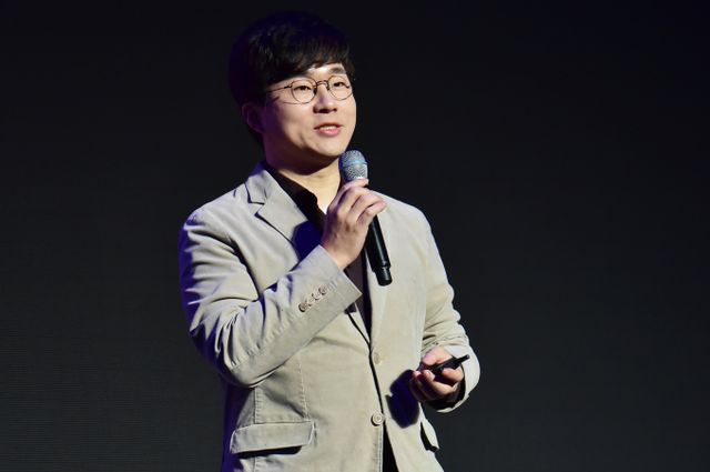  345만명이 구독하는 경제 유튜버 채널 '슈카월드'를 운영하는 슈카(전석재·45)가 윤석열 대통령의 비상계엄 선포, 해제와 관련한 발언으로 뭇매를 맞았다.사진은 지난 1월 서울 장충동 동대문디자인플라자(이하 DDP)에서 진행된 토스뱅크 외환 서비스 출시 기자간담회에 참석한 유튜버 슈카. /사진=뉴스1