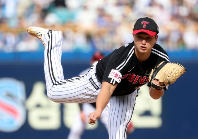 자유계약선수(FA)를 선언한 투수 최원태가 삼성 라이온즈에 입단했다. 사진은 올시즌 LG트윈스에서 활약한 투수 최원태의 모습. /사진=뉴시스