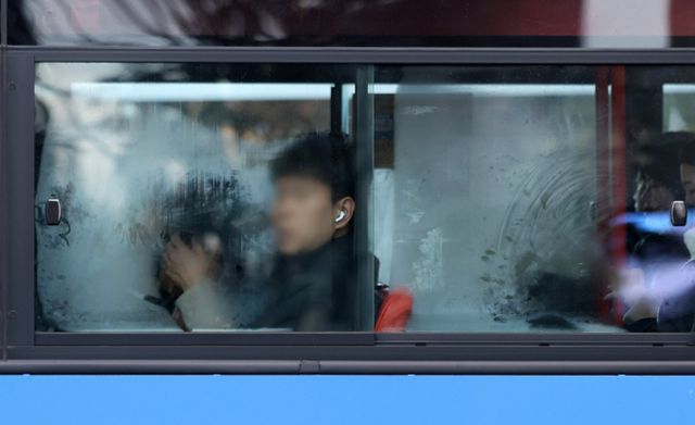 오는 7일은 전국에 가끔 구름이 많겠고 충청권과 전라권, 제주도는 흐리겠다. 사진은 버스 창문에 김이 서린 모습. /사진=뉴시스
