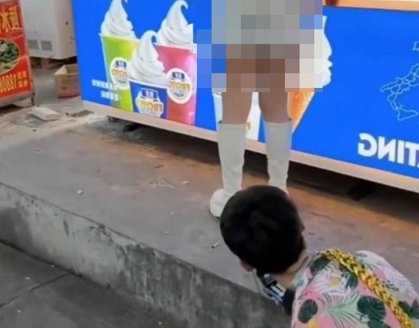 중국 한 유명 인플루언서가 무례한 행동으로 누리꾼들의 뭇매를 맞았다. 사진은 인플루언서 A씨가 여성 관광객의 엉덩이를 나무 꼬챙이로 찌르는 모습. /사진=바이두 캡처