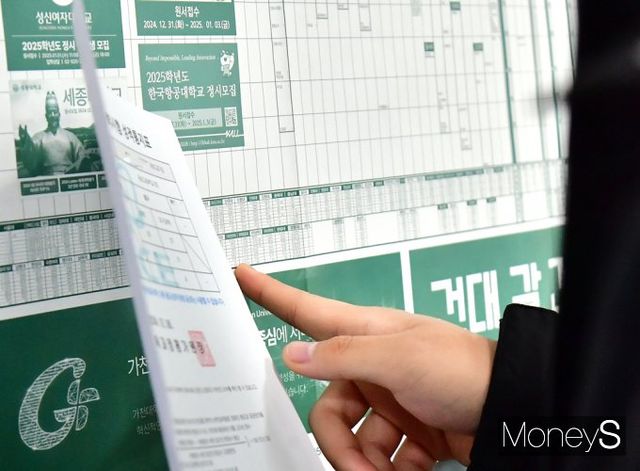 ▲ 교원 설명을 들었지만 성적표를 들고 내눈으로 다시 확인해본다.