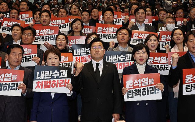 더불어민주당 법률위원회는 추경호 국민의힘 원내대표를 내란죄 혐의로 국가수사본부에 고발했다. 사진은 박찬대 더불어민주당 원내대표를 비롯한 의원들 모습./사진=뉴스1