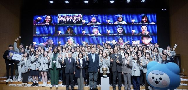 6일 경기도 성남시 코이카 본부에서 개최한 코이카 글로벌 서포터스 위코(WeKO) 6기 성과공유회 ‘2030 Global ODA Awards’에서 참가자들이 단체 기념사진 촬영을 하고 있다. /사진=코이카