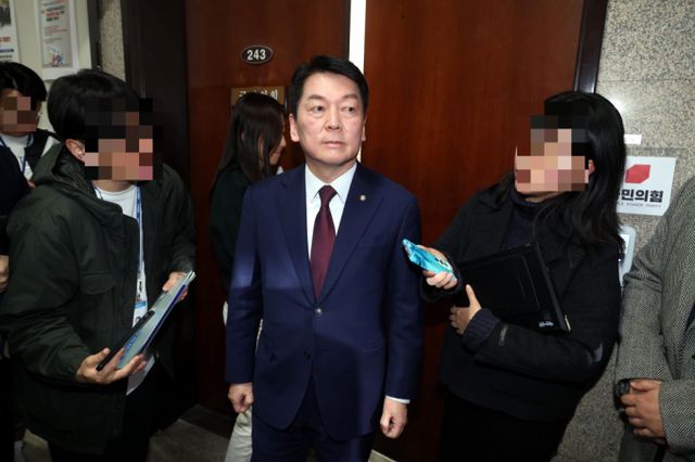 안철수 국민의힘 의원이 탄핵소추안 포결 전까지 윤석열 대통령이 하야하지 않으면 탄핵을 찬성하겠다고 주장했다. 사진은 6일 서울 여의도 국회에서 열린 국민의힘 4선 이상 중진회의에 참석한 안철수 의원. /사진=뉴시스