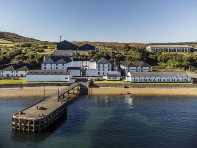 트랜스베버리지가 CVH 스피릿츠와의 파트너십으로 프리미엄 스카치 위스키 브랜드를 공식 유통한다. 사진은 부나하벤 증류소. /사진=트랜스베버리지