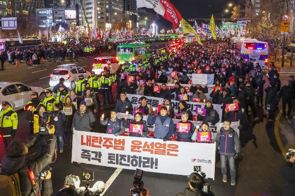 7일 서울 여의도에서 대규모 집회가 열릴 예정이다. 사진은 지난 4일 시민사회단체 관계자들이 서울 종로구 동화면세점 앞에서 윤석열 대통령의 퇴진을 요구하는 촛불집회를 진행한 모습. /사진=뉴스1
