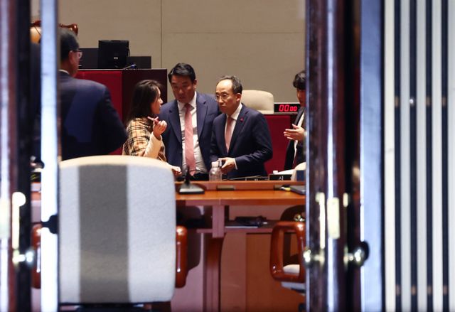 대통령에 대한 탄핵소추안 표결을 하루 앞두고 국민의힘 의원들이 8시간 마라톤 총회를 이어가고 있다. 사진은 이날 국민의힘 의원총회에서 동료 의원들과 대화하는 추경호 원내대표. /사진=뉴스1