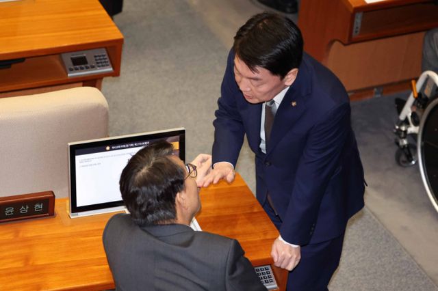 국민의힘 국회의원들이 김건희 여사 특검법 표결을 마친 후 본회의장을 떠났다. [사진은 7일 열린 국회본회의에서 김건희 여사 특검법 표결을 마친 윤상현 국민의힘 의원(왼쪽)과 안철수 국민의힘 의원이 대화를 나누는 모습. /사진=뉴시스