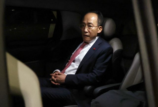 추경호 국민의힘 원내대표가 국회 본회의에서 진행된 탄핵소추안 당시 진행했던 의원총회에서 사퇴 의사를 밝혔다. 사진은 7일 서울 여의도 국회에서 열린 의원총회가 끝난 뒤 차량을 타고 국회를 떠나는 추경호 국민의힘 원내대표. /사진=뉴시스