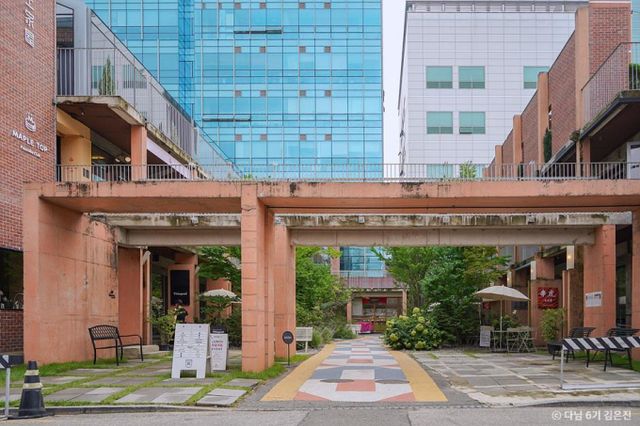 성수연방은 붉은 벽돌과 푸른 식물이 조화를 이뤄 낭만적인 풍경을 연출한다. /사진=한국관광공사