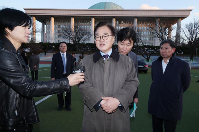 국회가 7일 본회의에서 김건희 특검법과 윤석열 대통령에 대한 탄핵안 순으로 안건을 처리한다. 사진은 우원식 국회의장이 지난 6일 오후 서울 여의도 국회의사당 뒷편 운동장에서 헬기 착륙 방지를 위해 주차된 차량 점검을 마치고 취재진의 질문에 답변하던 모습. /사진=뉴시스