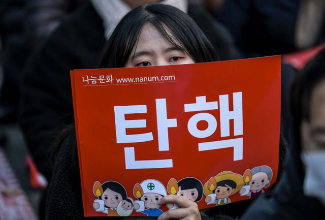 국민의힘이 윤석열 대통령 탄핵소추안과 김건희 여사 특검법에 반대할 것을 밝혔다. 사진은 7일 서울 여의도 국회 앞에서 열린 '내란죄 윤석열 퇴진! 국민주권 실현! 사회대개혁! 국민촛불대행진'에 참여한 시민의 모습. /사진=뉴시스