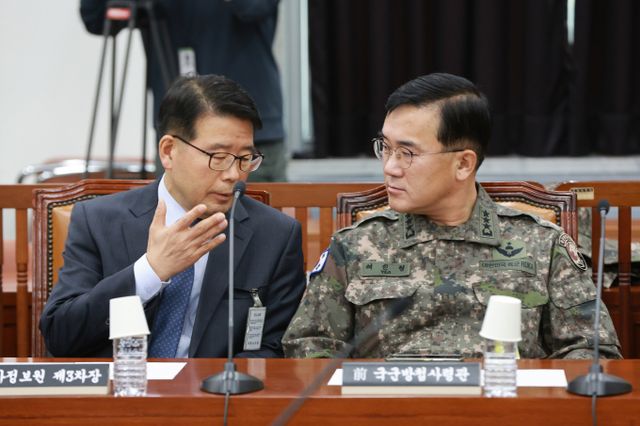 계엄사태 주도 의혹을 받는 윤석열 대통령의 충암고 후배 여인형 방첩사령관이 7일 국회 정보위원회 참석하며 "군인은 명령만 따른다"고 말했다. 사진은 여 사령관(오른쪽)이 윤오준 국가정보원 제3차장과 이날 오전 서울 여의도 국회에서 열린 정보위원회 전체회의를 앞두고 대화를 나누던 모습. /사진=국회사진취재단(뉴스1)