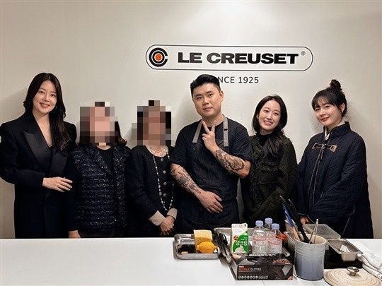 배우 전혜빈이 최근 남편의 논란으로 활동을 중단한 성유리와 찍은 사진을 인스타그램에 올렸다가 돌연 삭제했다. 사진은 왼쪽부터 배우 한지혜, 권성준 셰프, 배우 전혜빈, 배우 성유리. /사진=전혜빈 인스타그램 갈무리