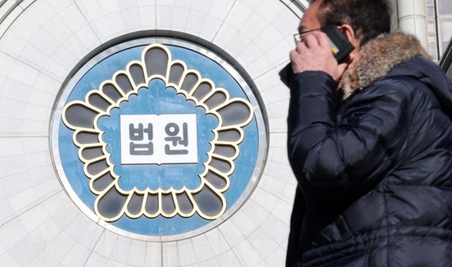 자녀에게 식사를 차려주지 않은 남편에게 화가 나 남편 다리를 흉기로 찌른 50대 부인이 집행유예를 선고받았다. 사진은 서울 서초구 서울중앙지방법원 청사 앞 모습. /사진=뉴스1