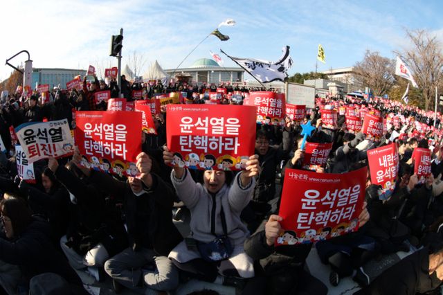 윤석열 대통령의 탄핵소추안 표결을 앞두고 국회 앞에서 분신을 시도한 50대 남성이 경찰에 붙잡혔다. 사진은 시민사회단체 관계자들이 7일 서울 여의도 국회의사당 앞에서 윤석열 대통령 탄핵소추안 가결을 촉구하며 구호를 외치는 모습. /사진=뉴스1