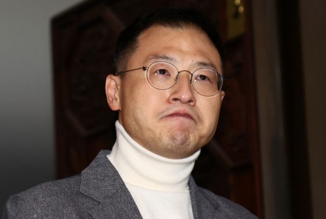 김상욱 국민의힘 의원이 국민의힘 의원 중 세 번째로 윤석열 대통령 탄핵소추안 표결에 참여했다. 사진은 김상욱 국민의힘 의원이 7일 오후 국회 본회의에서 윤석열 대통령의 탄핵소추안에 대한 표결에 동참한 뒤 기자회견을 하며 울먹이는 모습. /사진=뉴스1