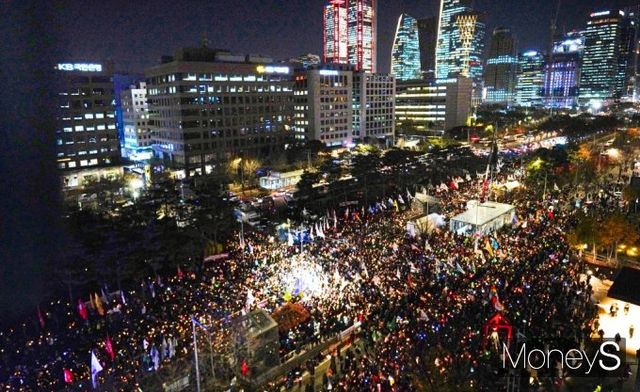 윤석열 대통령에 대한 탄핵소추안이 폐기되면서 곳곳에서 희비가 엇갈렸다. 사진은 지난 6일 서울 여의도 국회 앞에서 열린 범국민촛불대행진에 참여한 시민들의 모습. /사진=임한별 기자