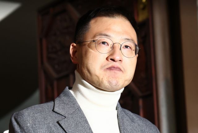 김상욱 국민의힘 의원이 윤석열 대통령의 탄핵소추안 표결에 반대했다고 밝혔다. 7일 서울 여의도 국회로 돌아온 김상욱 국민의힘 의원이 울먹이는 모습으로 본회의장을 빠져나가는 모습. /사진=뉴스1