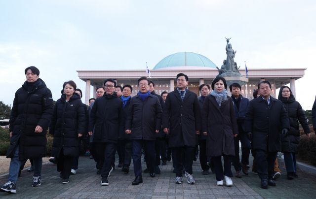 국회가 윤석열 대통령 탄핵소추안 표결을 7일 오후 7시 진해왈 예정이다. 사진은 이재명 민주당 대표를 비롯한 의원들이 7일 오전 서울 여의도 국회 앞에서 '윤석열 대통령 탄핵'을 촉구하며 밤샘농성을 한 시민들에게 감사 인사를 하기 위해 이동하던 모습. /사진=뉴시스