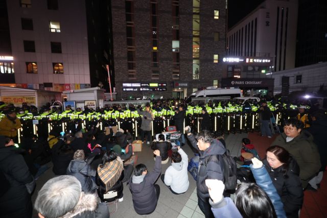 국민의힘은 당 공지를 통해 "의원총회에서 의원들을 감금하고 물리력을 행사 중이라는 글은 허위사실"이라고 주장했다. 사진은 윤석열 대통령 탄핵안 표결일인 7일 오후 서울 영등포구 국민의힘 당사에서 시민들이 국민의힘의 표결 동참을 촉구하고 있는 모습. /사진=뉴시스