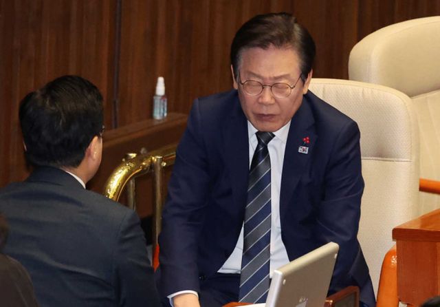 이재명 더불어민주당 당대표가 "윤석열씨를 반드시 탄핵하겠다"고 목소리를 높였다. 사진은 이재명(오른쪽) 더불어민주당 대표가 7일 오후 서울 여의도 국회에서 열린 제418회국회(정기회) 제17차 본회의에서 박찬대 원내대표와 대화하다 얼굴을 찡그리는 모습. /사진=뉴시스