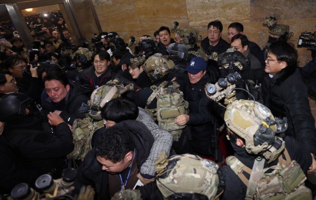 일본 정보기관 출신 전문가가 윤석열 대통령의 비상계엄 선포에 대해 '최악의 악수'라고 평가했다. 사진은 윤석열 대통령이 긴급 대국민 담화를 통해 비상계엄령을 발표했던 지난 3일 밤 서울 여의도 국회 본청으로 군 병력이 진입해 본회의장으로 향하자 보좌진들이 가로막던 모습. /사진=뉴시스