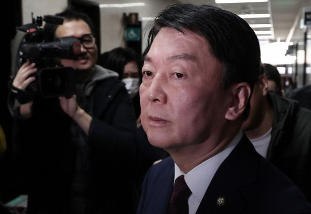 안철수 국민의힘 의원이 7일 윤석열 대통령 탄핵소추안 표결 전까지 당이 윤 대통령의 퇴진 시기를 정하지 않으면 탄핵 찬성표를 던지겠다고 밝혔다. 사진은 안 의원이 전날 서울 여의도 국회에서 한동훈 대표와 비공개 회의를 마치고 본청을 나서던 모습. /사진=뉴스1