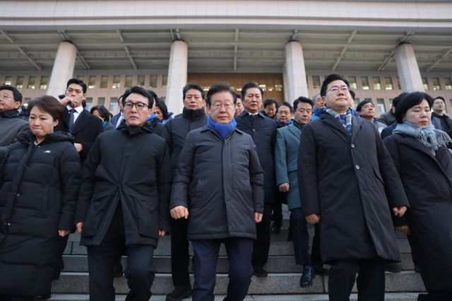 더불어민주당이 7일 윤석열 대통령의 대국민 사과에 대해 "유일한 해법은 즉각 사퇴이며 거부할 시 탄핵할 것"이라는 입장을 밝혔다. 사진은 이재명 민주당 대표와 박찬대 원내대표를 비롯한 의원들이 7일 오전 윤 대통령 퇴진 등의 구호를 외치고 있는 시민들에게 감사의 인사를 하기 위해 서울 여의도 국회 정문 앞으로 이동하던 모습. /사진=뉴스1