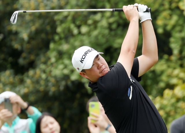 임성재가 '히어로 월드 챌린지' 둘째 날 공동 5위로 올라섰다. 사진은 임성재가 지난해 10월 중국 항저우 서호 국제 골프코스에서 열린 2022 항저우 아시안게임 골프 남자 개인 및 단체전 16번 홀에 나섰던 모습. /사진=뉴스1