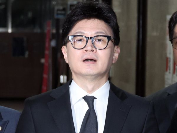 한동훈 국민의힘 대표가 "대통령의 질서 있는 퇴진을 추진할 것"이라고 말했다. 사진은 한동훈 국민의힘 대표가 7일 오후 서울 여의도 국회에서 윤석열 대통령 임기 단축 로드맵을 발표하는 모습. /사진=뉴시스