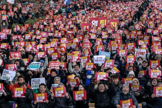  윤석열 대통령 탄핵 관련 집회 참가자들을 향해 컴퍼스를 휘두르며 위협한 50대 남성이 검거됐다. 사진은 7일 서울 영등포구 국회 앞에서 열린 국민촛불대행진 집회에서 시민들이 구호를 외치는 모습. /사진=뉴시스