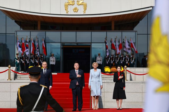 미 월스트리트저널(WSJ)은 윤석열 대통령의 탄핵 위기 등 지지율 하락은 영부인 김건희 여사의 역할이 크다고 보도했다. 사진은 윤 대통령과 부인 김건희 여사가 지난 10월 서울 용산 대통령실 청사에서 열린 안제이 두다 폴란드 대통령 국빈방한 공식환영식에서 국기에 대한 경례를 하던 모습. /사진=대통령실통신사진기자단