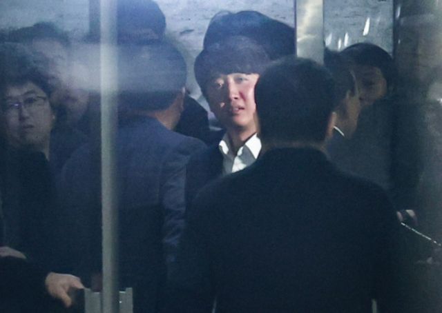 이준석 개혁신당 의원이 국민의힘 의원들에게 윤석열 대통령에 대한 탄핵소추안에 대해 투표할 것을 설득하고 있다. 사진은 이준석 개혁신당 의원 7일 오후 서울 여의도 국회 국민의힘 의원총회장 앞에서 국민의힘 의원들에게 윤석열 대통령에 대한 탄핵소추안에 대해 투표할 것을 설득하는 모습. /사진=뉴스1