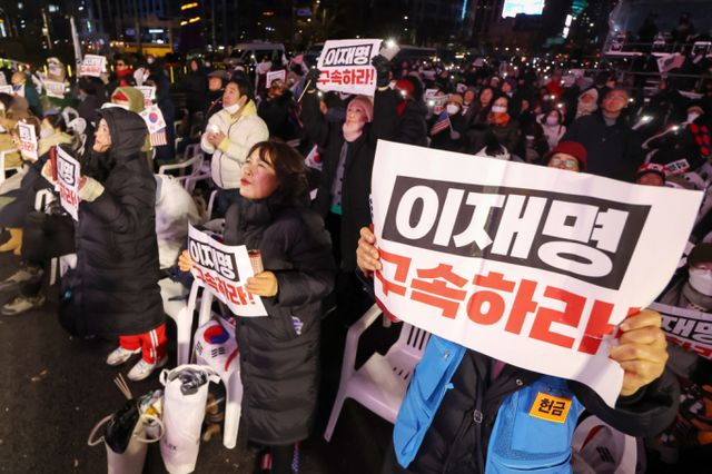 광화문 일대에서 열린 보수 단체 집회에 참석한 시민들이 윤석열 대통령에 대한 탄핵소추안 부결에 환호했다. 사진은 7일 서울 광화문 일다애서 열린 보수집회에서 열린 보수 집회에 참여한 시민들의 모습. /사진=뉴스1