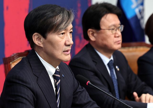 조국 조국혁신당 대표는 8일 한동훈 국민의힘 대표와 한덕수 국무총리가 12·3 내란사태 수습을 하겠다며 공동 대국민 담화를 발표한 것을 "2차 친위 쿠데타"라고 비판했다.사진은 지난 7일 서울 여의도 국회에서 열린 대통령 탄핵소추안 가결 촉구 긴급 기자간담회에 참석한 조국 조국혁신당 대표. /사진=뉴스1