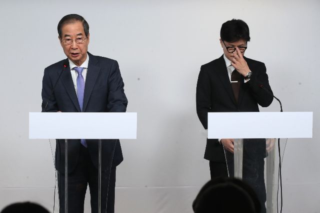 한덕수 국무총리가 비상계엄 사태와 관련해 "모든 국가기능을 안정적이고 원활하게 운영하겠다"는 입장을 밝혔다. 사진은 한 총리(왼쪽)와 한동훈 국민의힘 대표가 8일 오전 서울 여의도 당사에서 대국민 공동 담화를 발표하는 모습. /사진=뉴스1