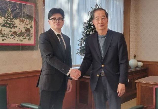 한동훈 국민의힘 대표가 8일 한덕수 국무총리와 만나 윤석열 대통령의 임기 단축을 위한 '질서있는 퇴진' 로드맵과 국정 수습 방안 등을 논의한다. 사진은 지난 7일 서울 종로구 총리공관을 찾은 한동훈 국민의힘 대표(왼쪽)와 한덕수 국무총리. /사진=뉴스1(국민의힘 제공) 