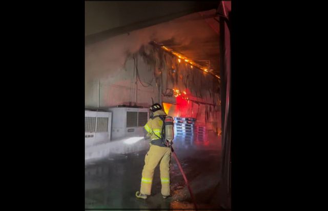 지난 7일 밤 10시57분쯤 나주 문평농공단지 내 단무지공장에서 불이 나 나주소방서가 진화에 나섰다. /사진=뉴시스