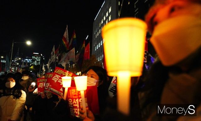 윤석열 대통령의 비상계엄 선언 사태와 관련해 연예계가 규탄의 목소리를 내고 있다. 지난 6일 밤 서울 여의도 국회의사당 인근에서 시민들과 정당, 시민단체가 윤 대통령 퇴진을 촉구하는 촛불 집회를 열고 있다. /사진=임한별 기자