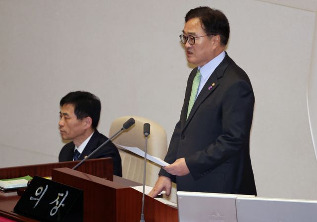 우원식 국회의장은 8일 한덕수 국무총리와 한동훈 국민의힘 대표가 위헌적 '2인 국정 공동운영' 방침을 밝힌 데 대해 "지금 당장, 헌법에 없는 일체의 행위를 중단하라"고 경고했다.사진은 지난 7일 서울 여의도 국회에서 열린 제418회국회(정기회) 제17차 본회의에서 윤석열 대통령 탄핵소추안이 국민의힘 표결 불참에 따른 의결정족수(200명) 미달, '투표 불성립'으로 자동폐기된 것에 대한 사과 발언에 나선 우원식 국회의장. /사진=뉴시스