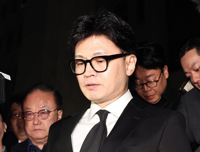 한동훈 국민의힘 대표가 대국민 담화에서 비상계엄 사태와 관련해 "외교와 경제에 미치는 영향을 최소화 해 국민 피해를 최소화하겠다"고 약속했다. 사진은 한 대표가 지난 7일 오후 서울 여의도 국회를 나서는 모습. /사진=뉴스1