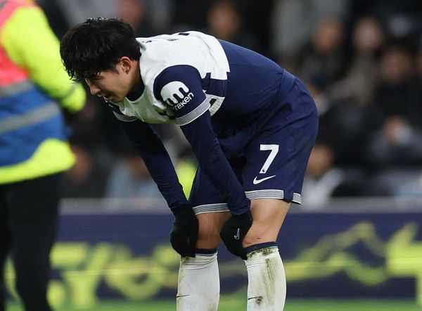 손흥민이 리그 4호골이자 시즌 5호골을 넣었다. 사진은 팀의 역전패에 결국 고개를 숙인 손흥민의 모습. /사진=로이터