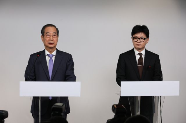 한덕수 국무총리(왼쪽)가 8일 서울 여의도 국민의힘 당사에서 한동훈 국민의힘 대표와 대국민 담화를 발표했다. /사진=뉴시스 