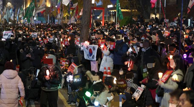 지난 주말 진행된 촛불집회에서 촛불 대신 아이돌 응원봉을 가지고 나오거나 K팝에 맞춰 시위하는 분위기를 외신이 주목했다. 지난 6일 서울 여의도 국회의사당 앞에서 열린 촛불집회에 참가한 시민들이 윤석열 대통령 퇴진을 촉구하고 있는 모습. /사진=뉴시스