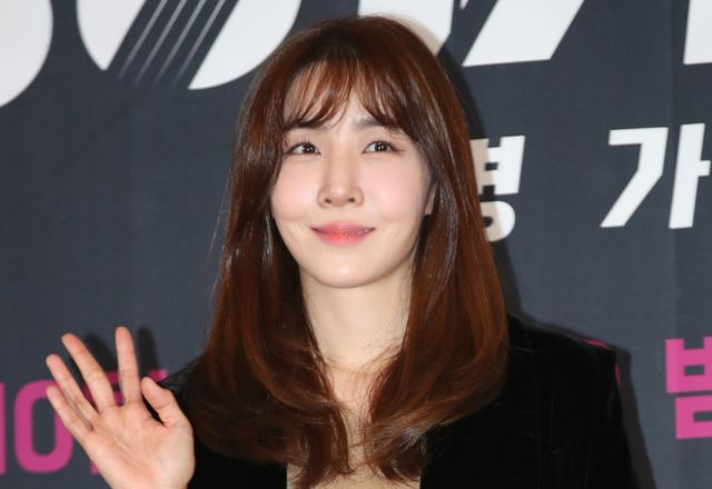 작사가 겸 방송인 김이나가 윤석열 대통령의 계엄령 후폭풍 속 과거 일베(일간베스트저장소, 극우 성향 인터넷 커뮤니티) 용어 사용 논란에 대해 해명했다. 사진은 지난해 서울 마포구 중소기업DMC타워 DMC홀에서 열린 JTBC 새 예능 '싱어게인 시즌3-무명가수전' 제작발표회에 참석한 방송인 김이나. /사진=뉴스1 