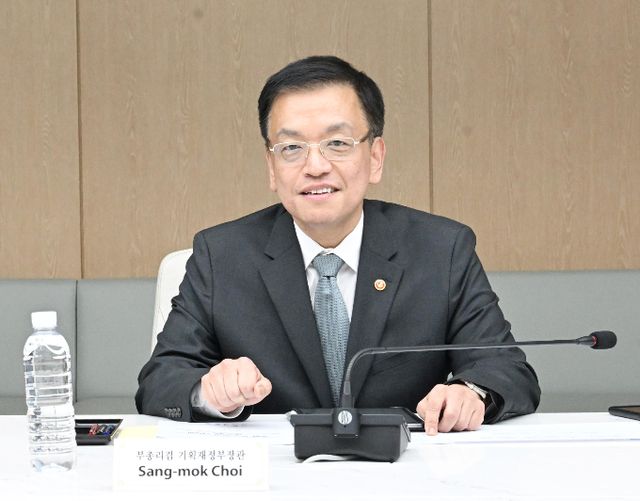 최상목 부총리 겸 기획재정부 장관이 "정치적 상황과 관계없이 대외신인도 유지와 경제정책의 차질없는 추진에 만전을 기할 것"이라는 입장을 전했다. 사진은 지난 6일 오후 서울 중구 대한상공회의소에서 열린 '주한 외국 상의 간담회'에서 모두발언에 나선 최 부총리. /사진=뉴시스(기획재정부 제공)