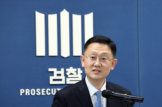 박세현 비상계엄 특별수사본부장이 "윤석열 대통령에 대한 고발장이 많이 접수돼 절차에 따라 수사하고 있다"고 밝혔다. 사진은 박 특수본부장이 8일 오후 서울 서초구 서울고검 기자실에서 수사 관련 브리핑을 하는 모습. /사진=뉴스1